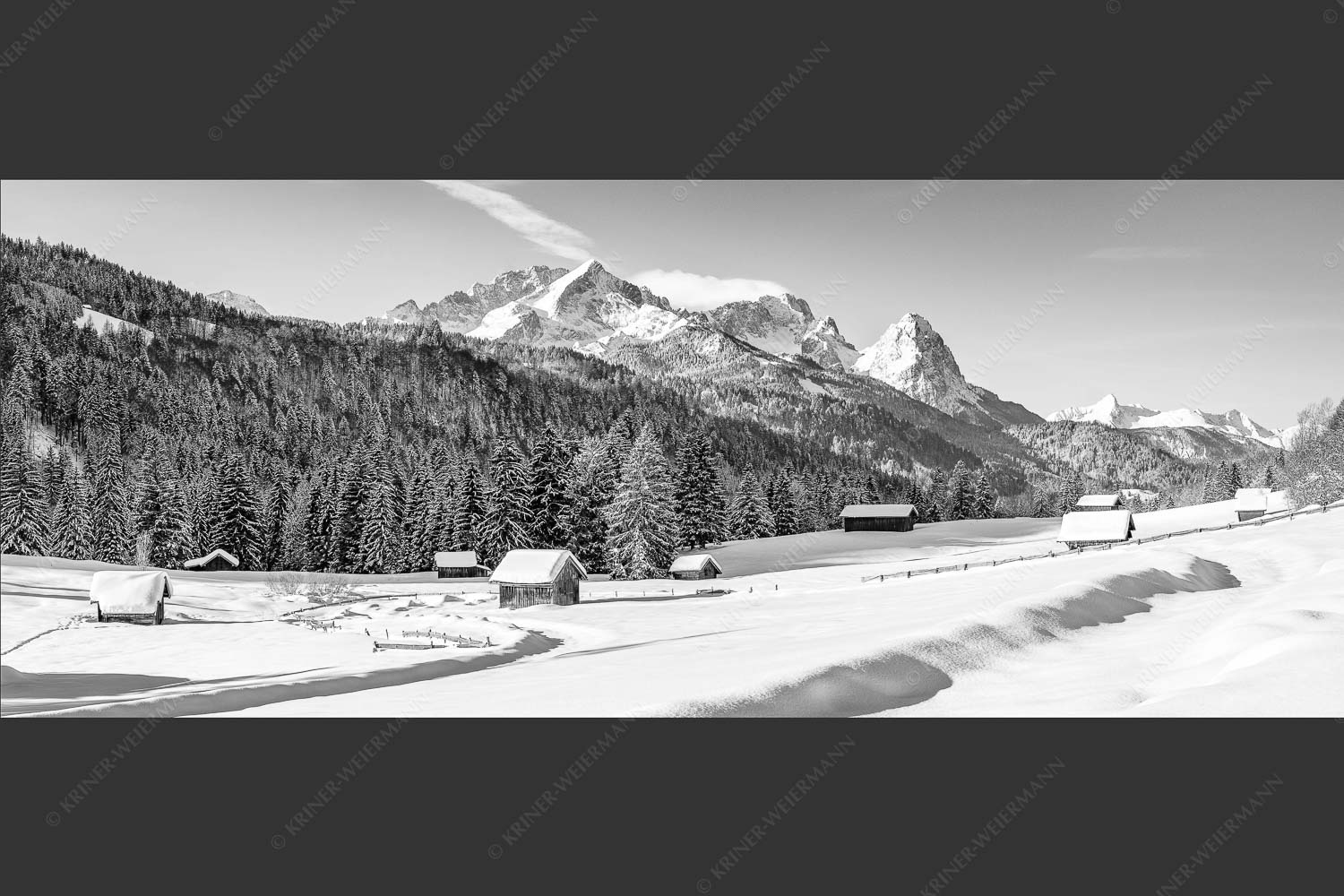 Romantische Winterlandschaft mit Heustadel, viel Schnee und Blick zum Zugspitzmassiv - Zeitlos 2,5:1 sw -- Werdenfelser Winterlandschaft mit Zugspitze - mehr Infos bei www.Kriner-Weiermann.de