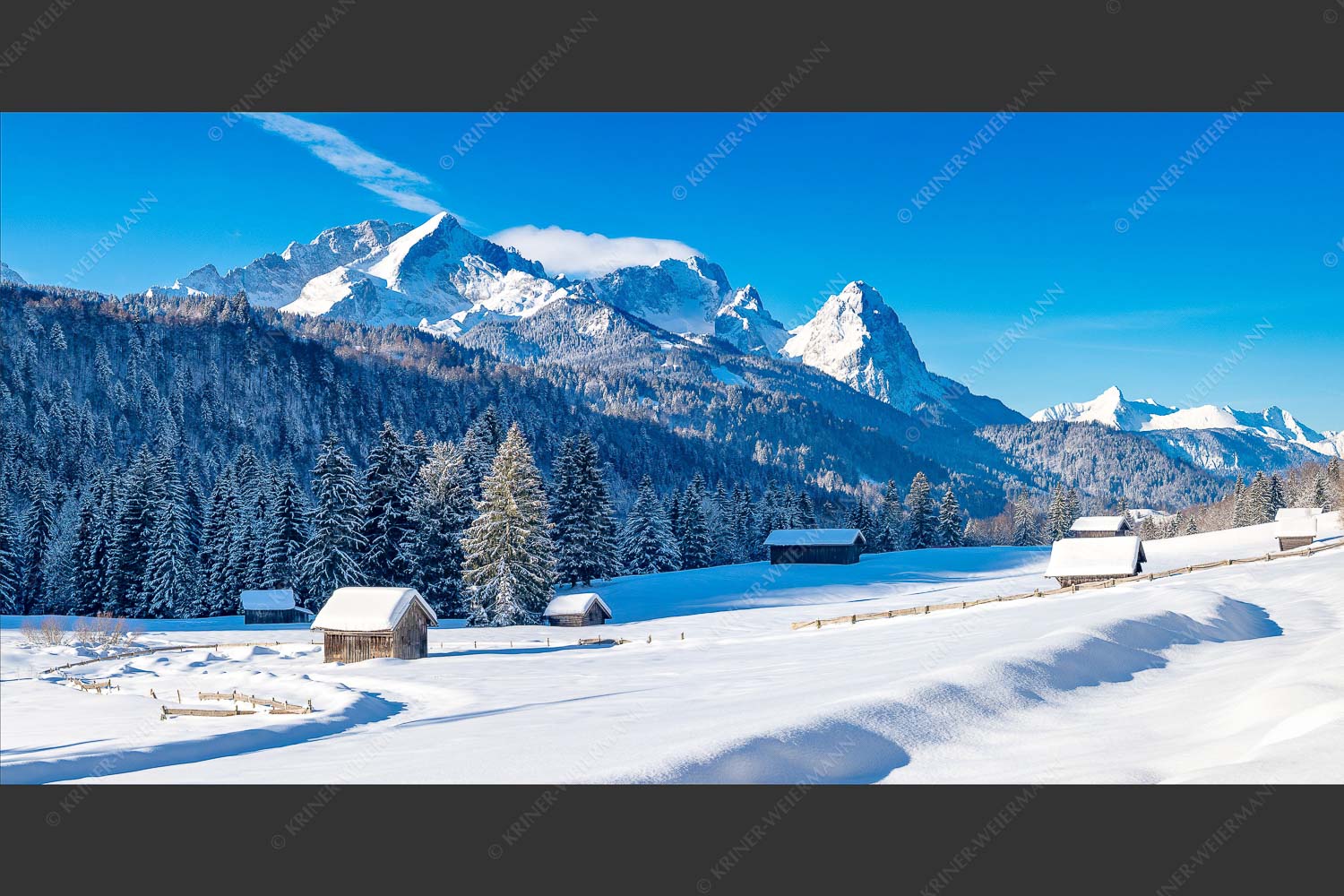 Romantische Winterlandschaft mit Heustadel, viel Schnee und Blick zum Zugspitzmassiv - Zeitlos 2:1 -- Werdenfelser Winterlandschaft mit Zugspitze - mehr Infos bei www.Kriner-Weiermann.de