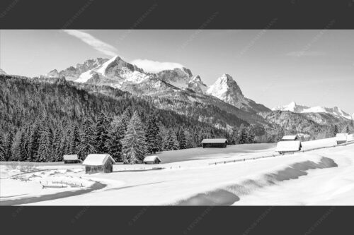 Romantische Winterlandschaft mit Heustadel, viel Schnee und Blick zum Zugspitzmassiv - Zeitlos 2:1 sw -- Werdenfelser Winterlandschaft mit Zugspitze - mehr Infos bei www.Kriner-Weiermann.de