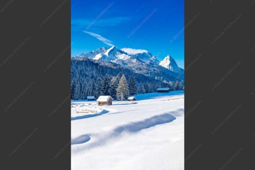 Romantische Winterlandschaft mit Heustadel, viel Schnee und Blick zum Zugspitzmassiv - Zeitlos 2:3  -- Werdenfelser Winterlandschaft mit Zugspitze - mehr Infos bei www.Kriner-Weiermann.de