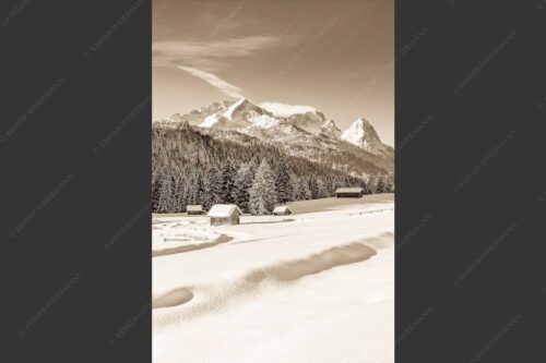Romantische Winterlandschaft mit Heustadel, viel Schnee und Blick zum Zugspitzmassiv - Zeitlos 2:3 sepia -- Werdenfelser Winterlandschaft mit Zugspitze - mehr Infos bei www.Kriner-Weiermann.de