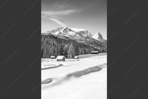 Romantische Winterlandschaft mit Heustadel, viel Schnee und Blick zum Zugspitzmassiv - Zeitlos 2:3 sw -- Werdenfelser Winterlandschaft mit Zugspitze - mehr Infos bei www.Kriner-Weiermann.de