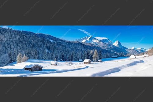 Romantische Winterlandschaft mit Heustadel, viel Schnee und Blick zum Zugspitzmassiv - Zeitlos 3:1  -- Werdenfelser Winterlandschaft mit Zugspitze - mehr Infos bei www.Kriner-Weiermann.de