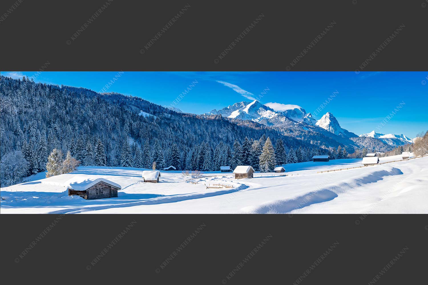 Romantische Winterlandschaft mit Heustadel, viel Schnee und Blick zum Zugspitzmassiv - Zeitlos 3:1 -- Werdenfelser Winterlandschaft mit Zugspitze - mehr Infos bei www.Kriner-Weiermann.de