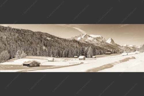 Romantische Winterlandschaft mit Heustadel, viel Schnee und Blick zum Zugspitzmassiv - Zeitlos 3:1 sepia -- Werdenfelser Winterlandschaft mit Zugspitze - mehr Infos bei www.Kriner-Weiermann.de