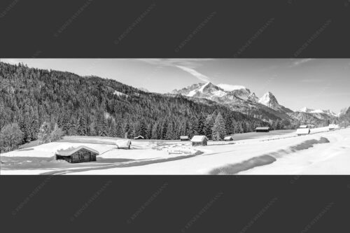 Romantische Winterlandschaft mit Heustadel, viel Schnee und Blick zum Zugspitzmassiv - Zeitlos 3:1 sw -- Werdenfelser Winterlandschaft mit Zugspitze - mehr Infos bei www.Kriner-Weiermann.de