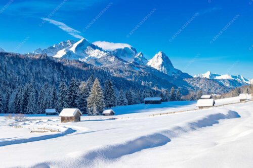 Romantische Winterlandschaft mit Heustadel, viel Schnee und Blick zum Zugspitzmassiv - Zeitlos 3:2  -- Werdenfelser Winterlandschaft mit Zugspitze - mehr Infos bei www.Kriner-Weiermann.de