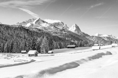 Romantische Winterlandschaft mit Heustadel, viel Schnee und Blick zum Zugspitzmassiv - Zeitlos 3:2 sw -- Werdenfelser Winterlandschaft mit Zugspitze - mehr Infos bei www.Kriner-Weiermann.de