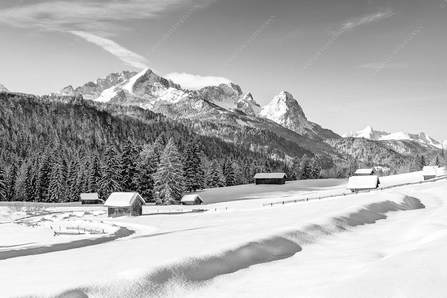 Romantische Winterlandschaft mit Heustadel, viel Schnee und Blick zum Zugspitzmassiv - Zeitlos 3:2 sw -- Werdenfelser Winterlandschaft mit Zugspitze - mehr Infos bei www.Kriner-Weiermann.de