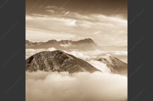 Blick vom Estergebirge ins Wettersteingebirge mit Zugspitze - Zufriedenheit 1:1 sepia -- Wetterstein Panorama - mehr Infos bei www.Kriner-Weiermann.de