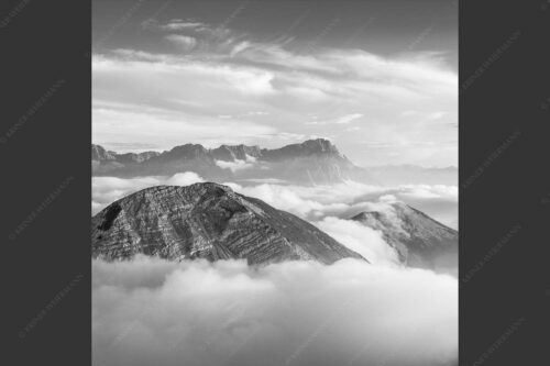 Blick vom Estergebirge ins Wettersteingebirge mit Zugspitze - Zufriedenheit 1:1 sw -- Wetterstein Panorama - mehr Infos bei www.Kriner-Weiermann.de