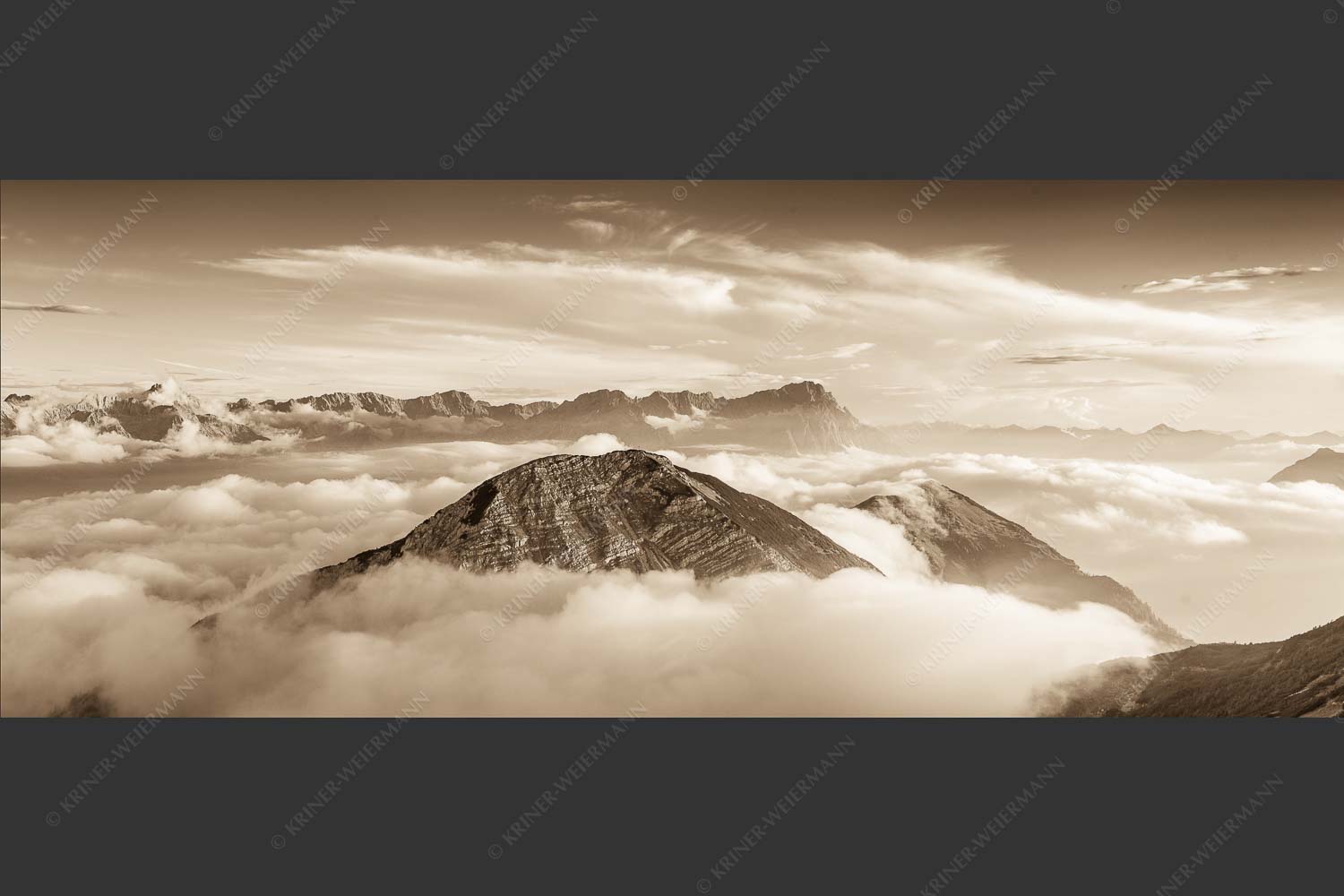 Blick vom Estergebirge ins Wettersteingebirge mit Zugspitze - Zufriedenheit 2,5:1 sepia -- Wetterstein Panorama - mehr Infos bei www.Kriner-Weiermann.de
