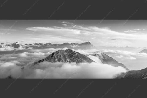 Blick vom Estergebirge ins Wettersteingebirge mit Zugspitze - Zufriedenheit 2,5:1 sw -- Wetterstein Panorama - mehr Infos bei www.Kriner-Weiermann.de