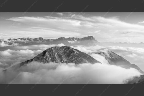 Blick vom Estergebirge ins Wettersteingebirge mit Zugspitze - Zufriedenheit 2:1 sw -- Wetterstein Panorama - mehr Infos bei www.Kriner-Weiermann.de