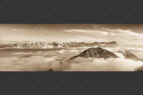 Blick vom Estergebirge ins Wettersteingebirge mit Zugspitze - Zufriedenheit 3:1 sepia -- Wetterstein Panorama - mehr Infos bei www.Kriner-Weiermann.de