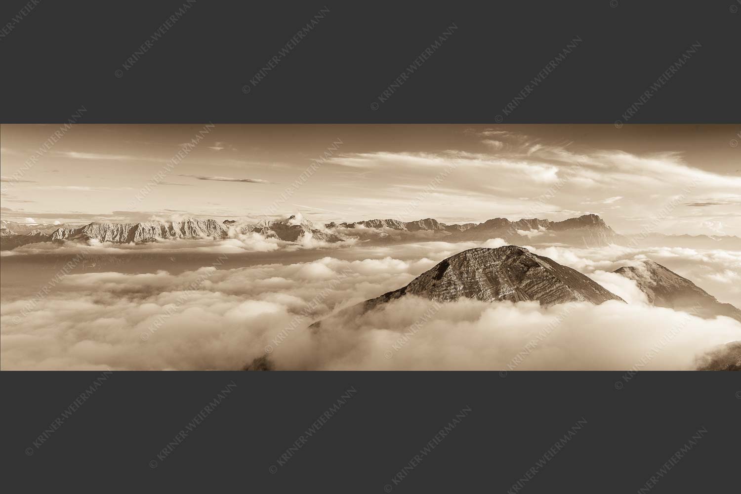 Blick vom Estergebirge ins Wettersteingebirge mit Zugspitze - Zufriedenheit 3:1 sepia -- Wetterstein Panorama - mehr Infos bei www.Kriner-Weiermann.de