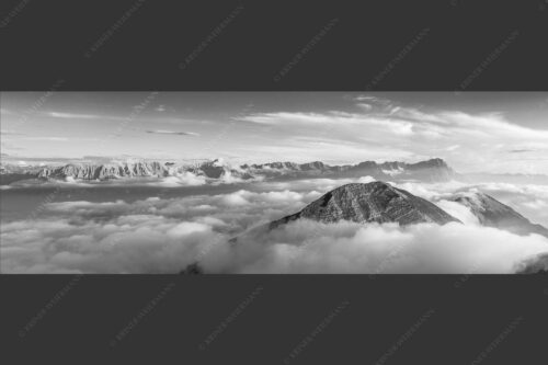 Blick vom Estergebirge ins Wettersteingebirge mit Zugspitze - Zufriedenheit 3:1 sw -- Wetterstein Panorama - mehr Infos bei www.Kriner-Weiermann.de