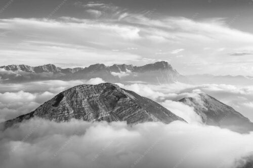 Blick vom Estergebirge ins Wettersteingebirge mit Zugspitze - Zufriedenheit 3:2 sw -- Wetterstein Panorama - mehr Infos bei www.Kriner-Weiermann.de