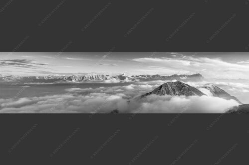 Blick vom Estergebirge ins Wettersteingebirge mit Zugspitze - Zufriedenheit 4:1 sw -- Wetterstein Panorama - mehr Infos bei www.Kriner-Weiermann.de