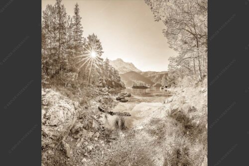 Blick über Eibsee zur aufgehenden Sonne an der Zugspitze - Zugspitzstern 1:1 sepia -- Eibsee mit Zugspitze - mehr Infos bei www.Kriner-Weiermann.de