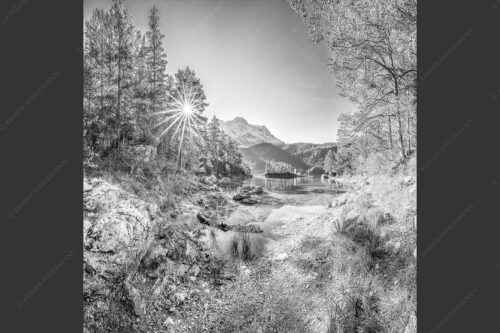 Blick über Eibsee zur aufgehenden Sonne an der Zugspitze - Zugspitzstern 1:1 sw -- Eibsee mit Zugspitze - mehr Infos bei www.Kriner-Weiermann.de