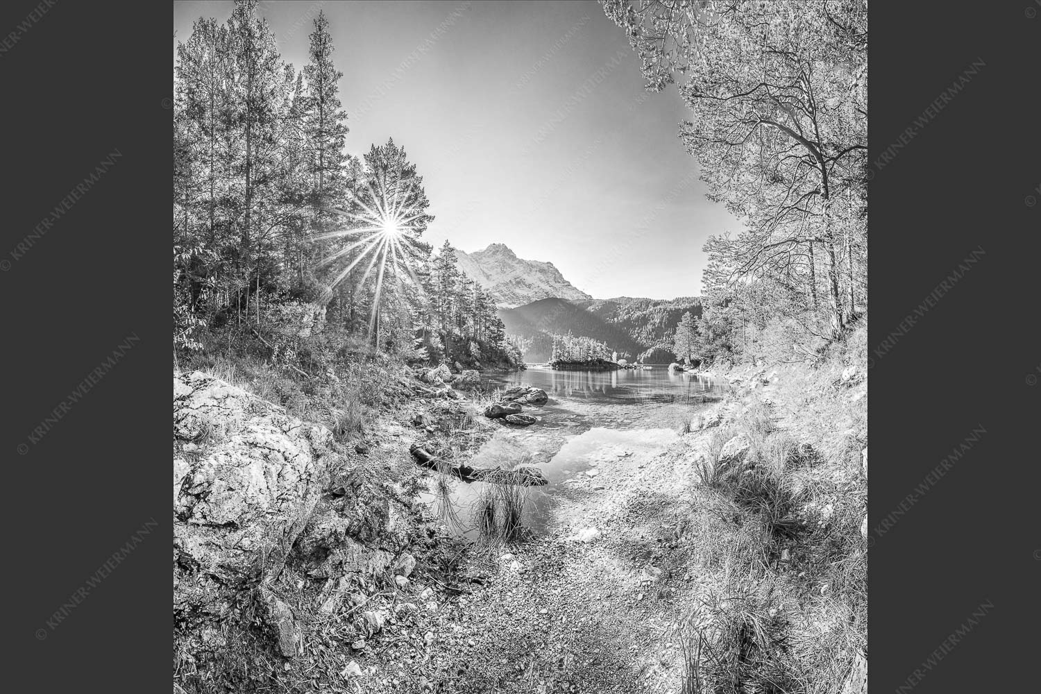 Blick über Eibsee zur aufgehenden Sonne an der Zugspitze - Zugspitzstern 1:1 sw -- Eibsee mit Zugspitze - mehr Infos bei www.Kriner-Weiermann.de