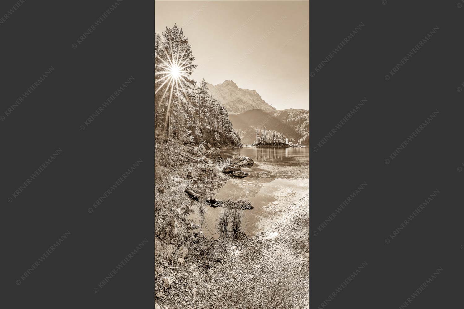 Blick über Eibsee zur aufgehenden Sonne an der Zugspitze - Zugspitzstern 1:2 sepia -- Eibsee mit Zugspitze - mehr Infos bei www.Kriner-Weiermann.de