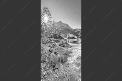 Blick über Eibsee zur aufgehenden Sonne an der Zugspitze - Zugspitzstern 1:2 sw -- Eibsee mit Zugspitze - mehr Infos bei www.Kriner-Weiermann.de