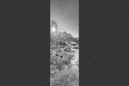 Blick über Eibsee zur aufgehenden Sonne an der Zugspitze - Zugspitzstern 1:3 sw -- Eibsee mit Zugspitze - mehr Infos bei www.Kriner-Weiermann.de