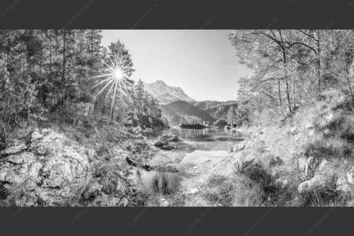 Blick über Eibsee zur aufgehenden Sonne an der Zugspitze - Zugspitzstern 2:1 sw -- Eibsee mit Zugspitze - mehr Infos bei www.Kriner-Weiermann.de