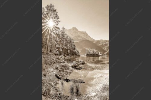 Blick über Eibsee zur aufgehenden Sonne an der Zugspitze - Zugspitzstern 2:3 sepia -- Eibsee mit Zugspitze - mehr Infos bei www.Kriner-Weiermann.de