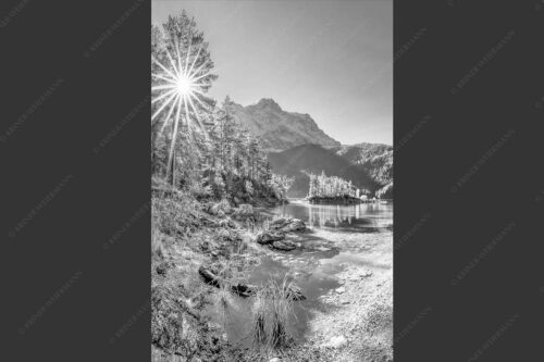 Blick über Eibsee zur aufgehenden Sonne an der Zugspitze - Zugspitzstern 2:3 sw -- Eibsee mit Zugspitze - mehr Infos bei www.Kriner-Weiermann.de