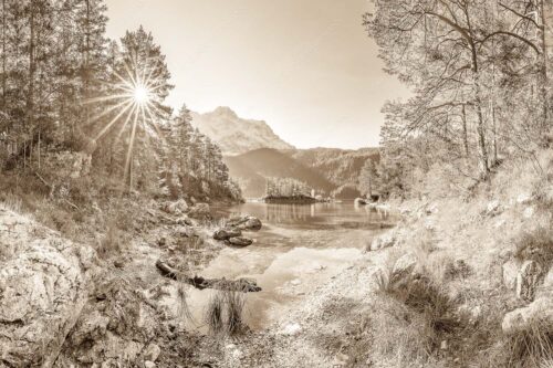 Blick über Eibsee zur aufgehenden Sonne an der Zugspitze - Zugspitzstern 3:2 sepia -- Eibsee mit Zugspitze - mehr Infos bei www.Kriner-Weiermann.de