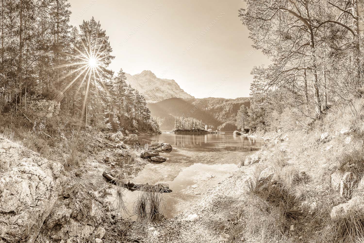 Blick über Eibsee zur aufgehenden Sonne an der Zugspitze - Zugspitzstern 3:2 sepia -- Eibsee mit Zugspitze - mehr Infos bei www.Kriner-Weiermann.de