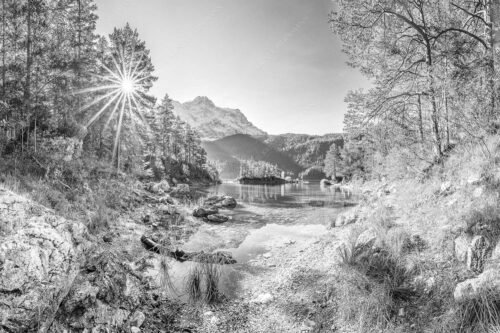 Blick über Eibsee zur aufgehenden Sonne an der Zugspitze - Zugspitzstern 3:2 sw -- Eibsee mit Zugspitze - mehr Infos bei www.Kriner-Weiermann.de