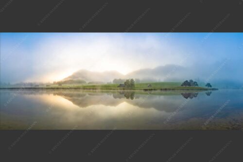 Einzigartige Morgenstimmung mit Licht und Nebel am Schmalensee bei Sonnenaufgang - Zwielicht 2,5:1  -- Schmalensee mit Soierngebirge - mehr Infos bei www.Kriner-Weiermann.de