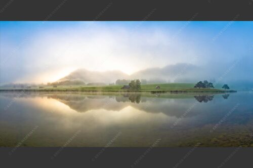 Einzigartige Morgenstimmung mit Licht und Nebel am Schmalensee bei Sonnenaufgang - Zwielicht 2:1  -- Schmalensee mit Soierngebirge - mehr Infos bei www.Kriner-Weiermann.de