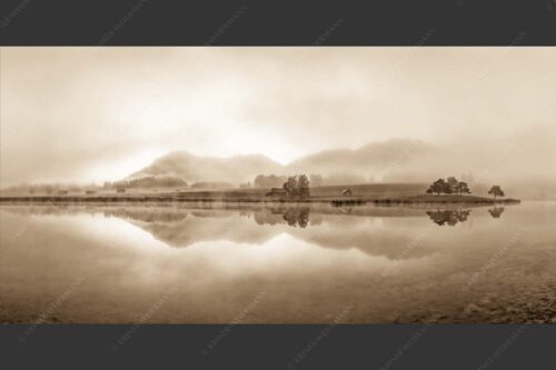 Einzigartige Morgenstimmung mit Licht und Nebel am Schmalensee bei Sonnenaufgang - Zwielicht 2:1 sepia -- Schmalensee mit Soierngebirge - mehr Infos bei www.Kriner-Weiermann.de
