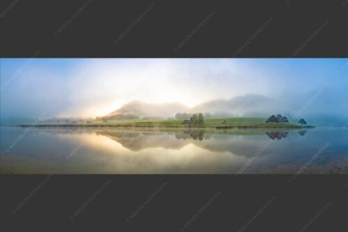 Einzigartige Morgenstimmung mit Licht und Nebel am Schmalensee bei Sonnenaufgang - Zwielicht 3:1  -- Schmalensee mit Soierngebirge - mehr Infos bei www.Kriner-Weiermann.de