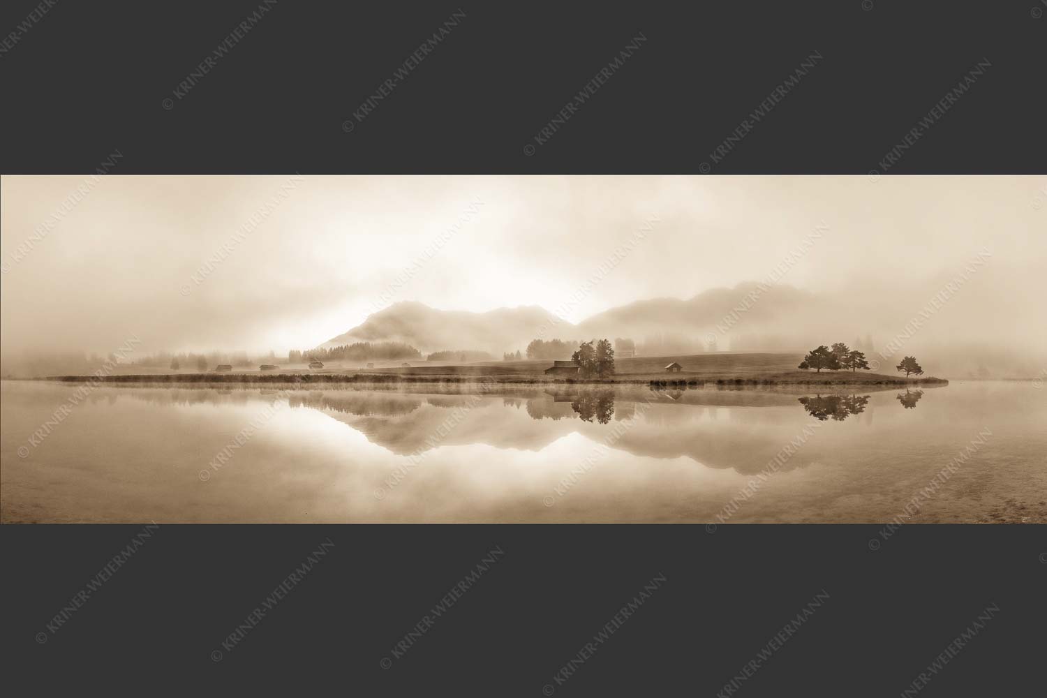Einzigartige Morgenstimmung mit Licht und Nebel am Schmalensee bei Sonnenaufgang - Zwielicht 3:1 sepia -- Schmalensee mit Soierngebirge - mehr Infos bei www.Kriner-Weiermann.de