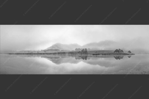 Einzigartige Morgenstimmung mit Licht und Nebel am Schmalensee bei Sonnenaufgang - Zwielicht 3:1 sw -- Schmalensee mit Soierngebirge - mehr Infos bei www.Kriner-Weiermann.de