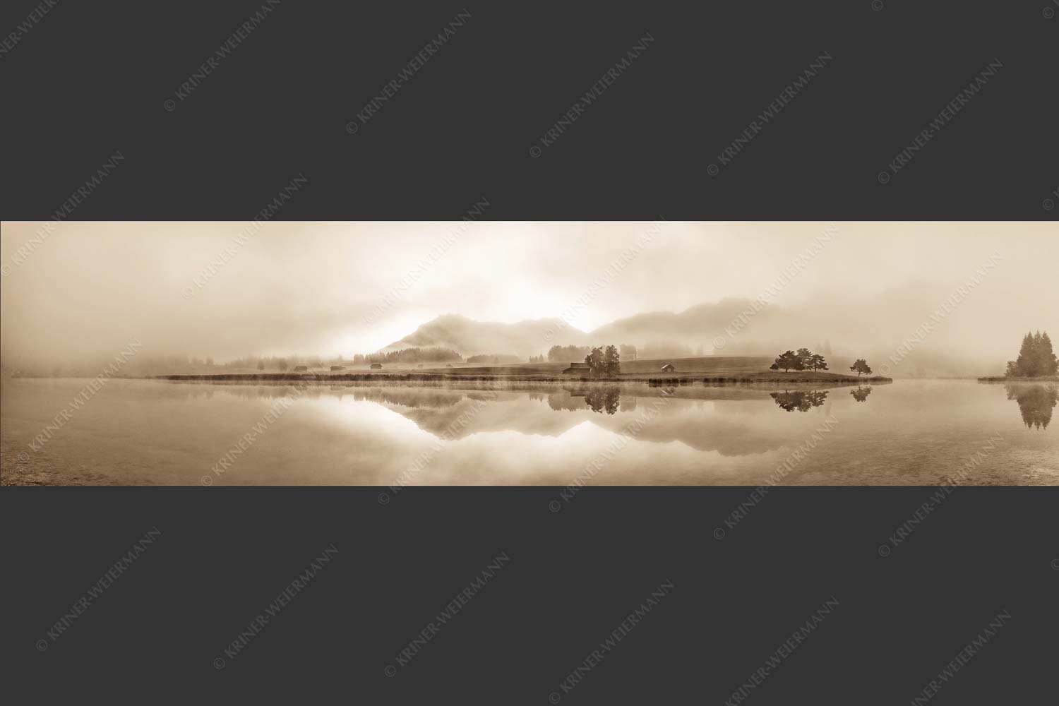 Einzigartige Morgenstimmung mit Licht und Nebel am Schmalensee bei Sonnenaufgang - Zwielicht 4:1 sepia -- Schmalensee mit Soierngebirge - mehr Infos bei www.Kriner-Weiermann.de