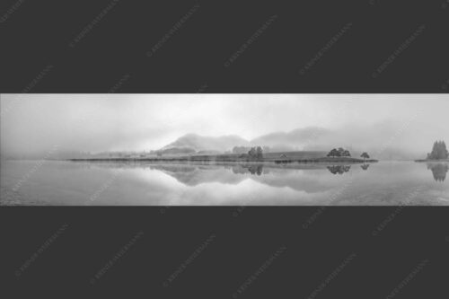 Einzigartige Morgenstimmung mit Licht und Nebel am Schmalensee bei Sonnenaufgang - Zwielicht 4:1 sw -- Schmalensee mit Soierngebirge - mehr Infos bei www.Kriner-Weiermann.de
