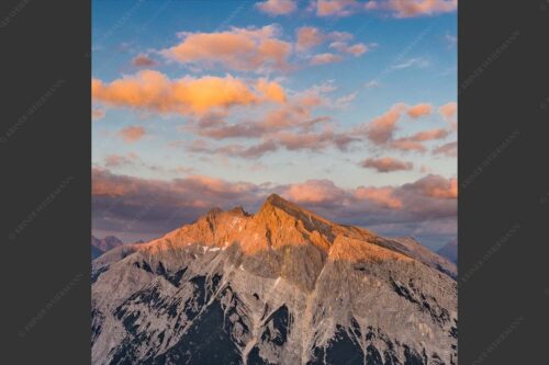 Blick über das Karwendeltal zur Pleisenspitze im Karwendelgebirge - Zwischen den Tälern 1:1  -- Pleisenspitze im Karwendel - mehr Infos bei www.Kriner-Weiermann.de