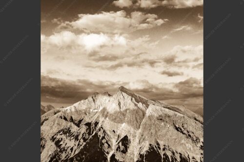 Blick über das Karwendeltal zur Pleisenspitze im Karwendelgebirge - Zwischen den Tälern 1:1 sepia -- Pleisenspitze im Karwendel - mehr Infos bei www.Kriner-Weiermann.de