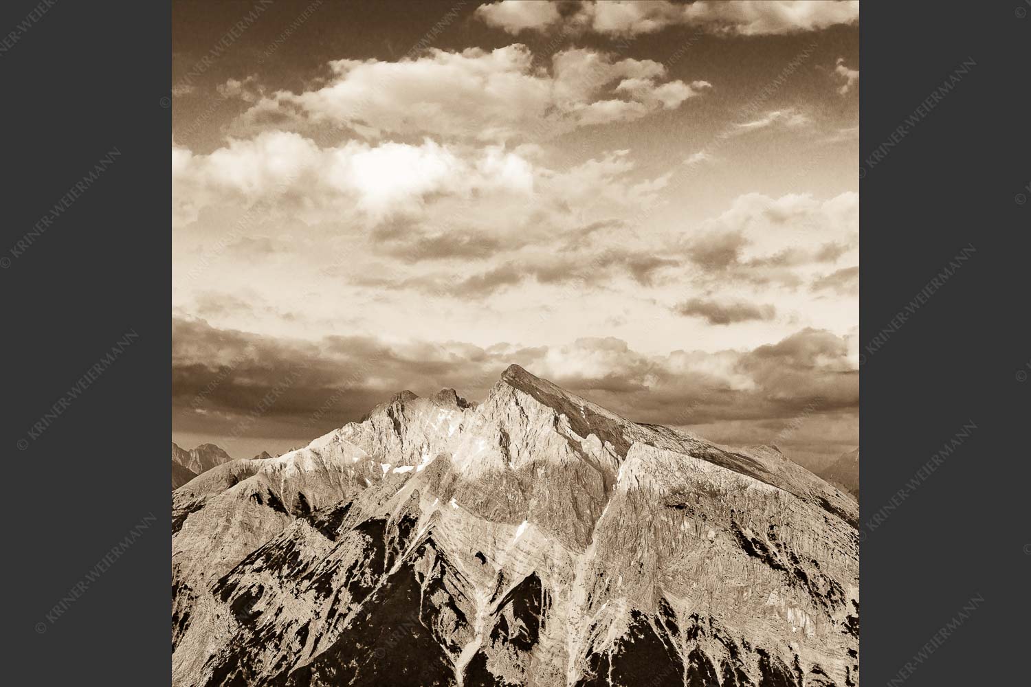 Blick über das Karwendeltal zur Pleisenspitze im Karwendelgebirge - Zwischen den Tälern 1:1 sepia -- Pleisenspitze im Karwendel - mehr Infos bei www.Kriner-Weiermann.de