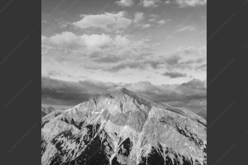 Blick über das Karwendeltal zur Pleisenspitze im Karwendelgebirge - Zwischen den Tälern 1:1 sw -- Pleisenspitze im Karwendel - mehr Infos bei www.Kriner-Weiermann.de