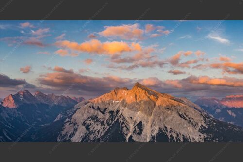 Blick über das Karwendeltal zur Pleisenspitze im Karwendelgebirge - Zwischen den Tälern 2:1  -- Pleisenspitze im Karwendel - mehr Infos bei www.Kriner-Weiermann.de