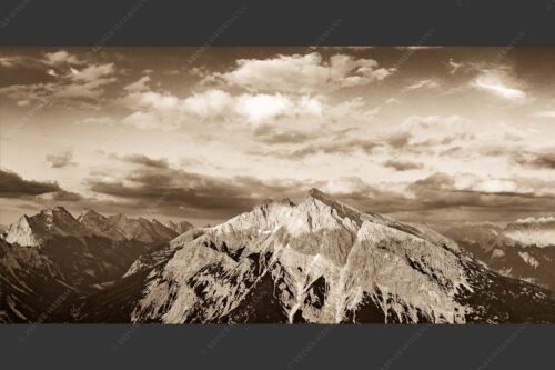 Blick über das Karwendeltal zur Pleisenspitze im Karwendelgebirge - Zwischen den Tälern 2:1 sepia -- Pleisenspitze im Karwendel - mehr Infos bei www.Kriner-Weiermann.de