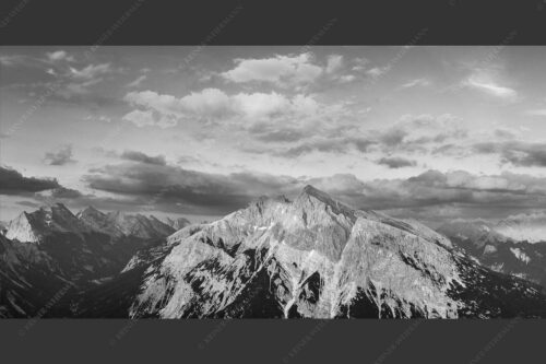 Blick über das Karwendeltal zur Pleisenspitze im Karwendelgebirge - Zwischen den Tälern 2:1 sw -- Pleisenspitze im Karwendel - mehr Infos bei www.Kriner-Weiermann.de